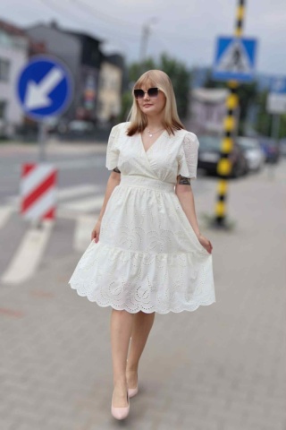 Sukienka bawełniana z ażurowym haftem i kopertowym dekoltem, ecru, L/XL