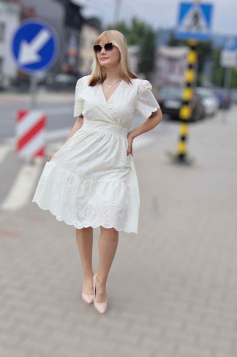 Sukienka bawełniana z ażurowym haftem i kopertowym dekoltem, ecru, L/XL