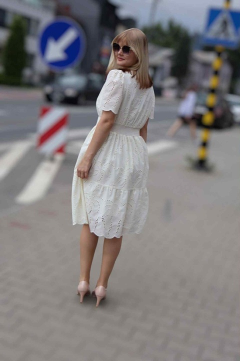 Sukienka bawełniana z ażurowym haftem i kopertowym dekoltem, ecru, L/XL