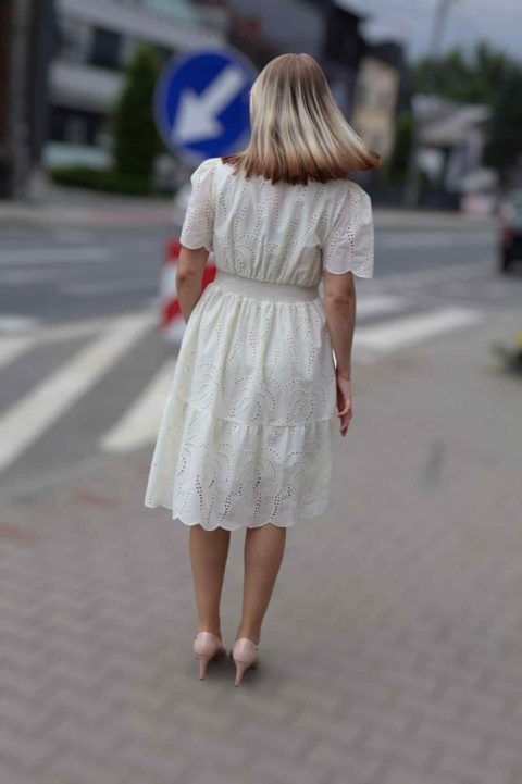 Sukienka bawełniana z ażurowym haftem i kopertowym dekoltem, ecru, L/XL