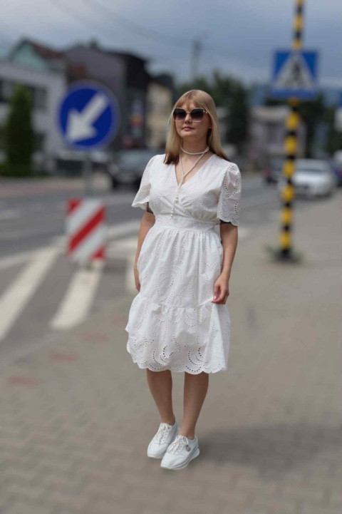 Sukienka bawełniana z ażurowym haftem i kopertowym dekoltem, biała