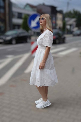 Sukienka bawełniana z ażurowym haftem i kopertowym dekoltem, biała