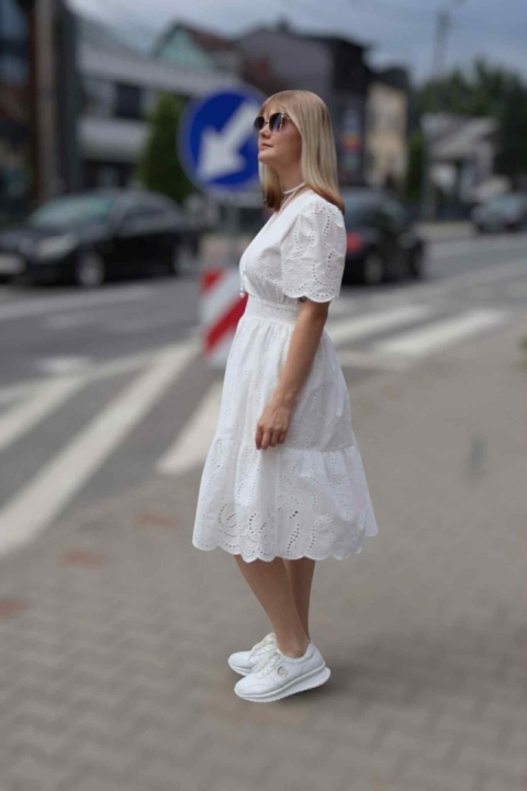 Sukienka bawełniana z ażurowym haftem i kopertowym dekoltem, biała