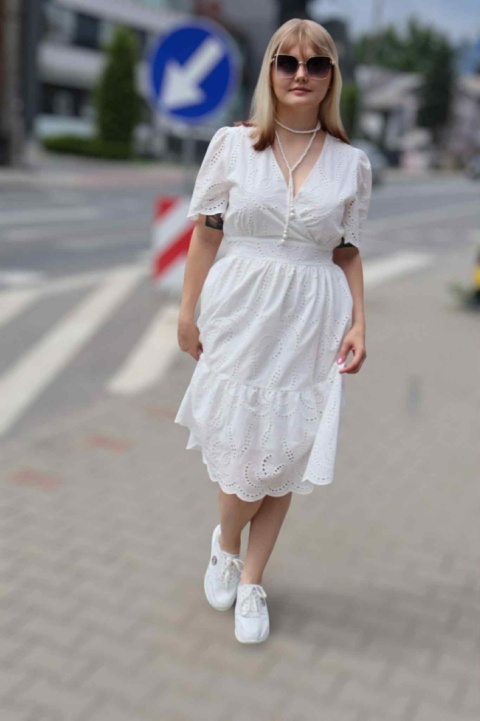 Sukienka bawełniana z ażurowym haftem i kopertowym dekoltem, biała