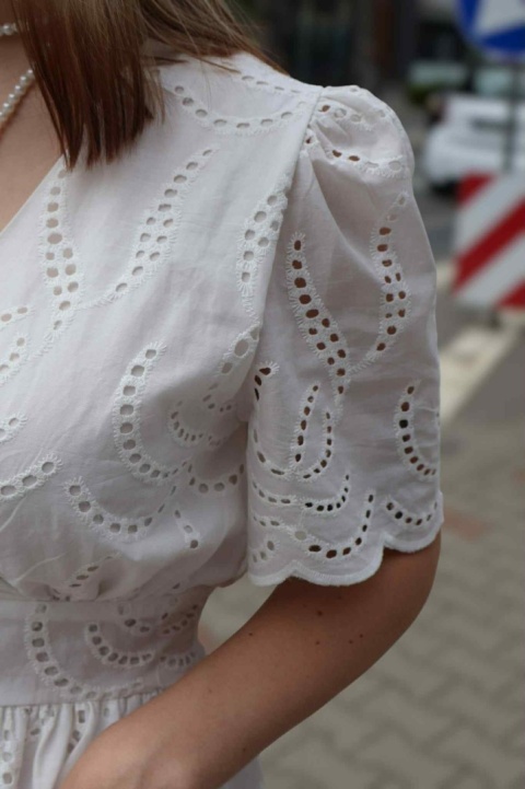 Sukienka bawełniana z ażurowym haftem i kopertowym dekoltem, biała