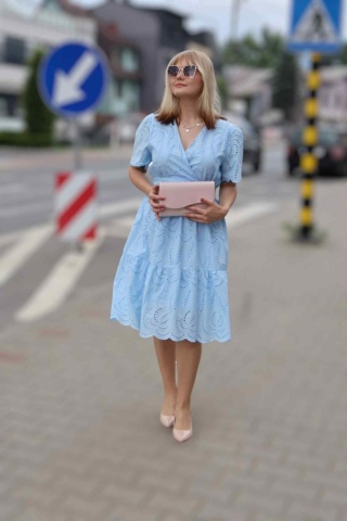 Sukienka bawełniana z ażurowym haftem i kopertowym dekoltem, błękitna L/XL