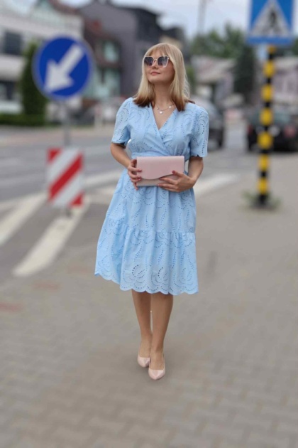 Sukienka bawełniana z ażurowym haftem i kopertowym dekoltem, błękitna L/XL