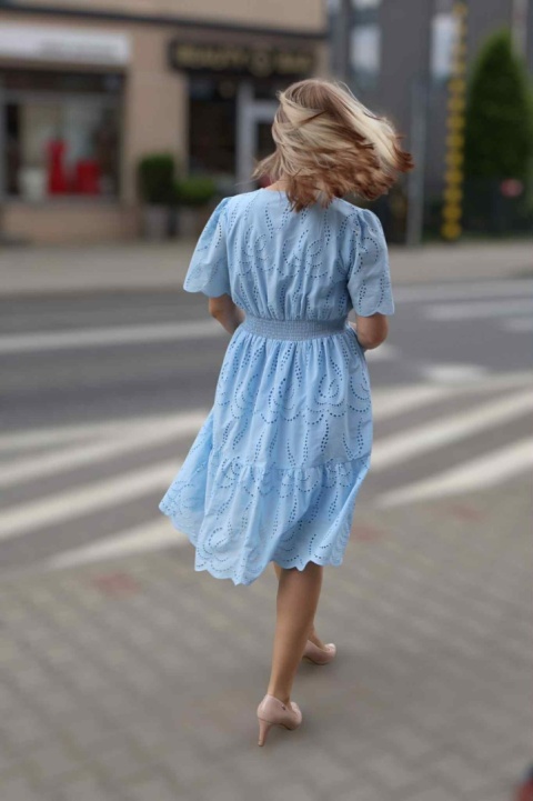 Sukienka bawełniana z ażurowym haftem i kopertowym dekoltem, błękitna L/XL