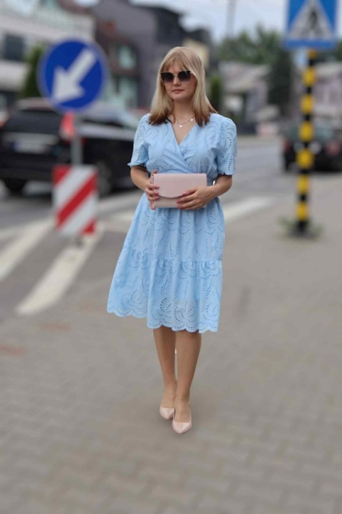 Sukienka bawełniana z ażurowym haftem i kopertowym dekoltem, błękitna L/XL