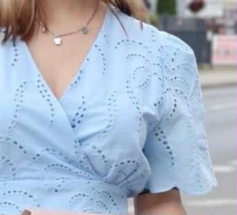 Sukienka bawełniana z ażurowym haftem i kopertowym dekoltem, błękitna L/XL