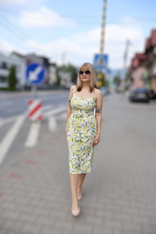 Sukienka midi w cytryny, prążek, na szelkach, ołówkowa, plus size