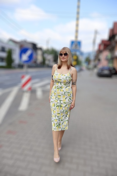 Sukienka midi w cytryny, prążek, na szelkach, ołówkowa, plus size