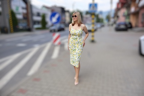 Sukienka midi w cytryny, prążek, na szelkach, ołówkowa, plus size