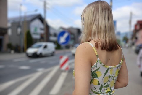 Sukienka midi w cytryny, prążek, na szelkach, ołówkowa, plus size