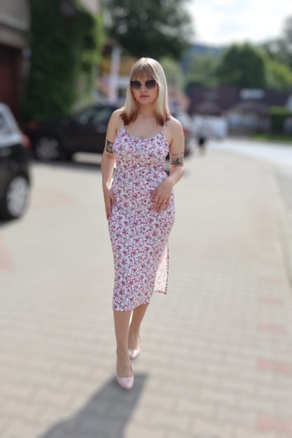 Sukienka midi w kwiatowy wzór,prążek, na szelkach, dopasowana-ołówkowa z rozcięciem