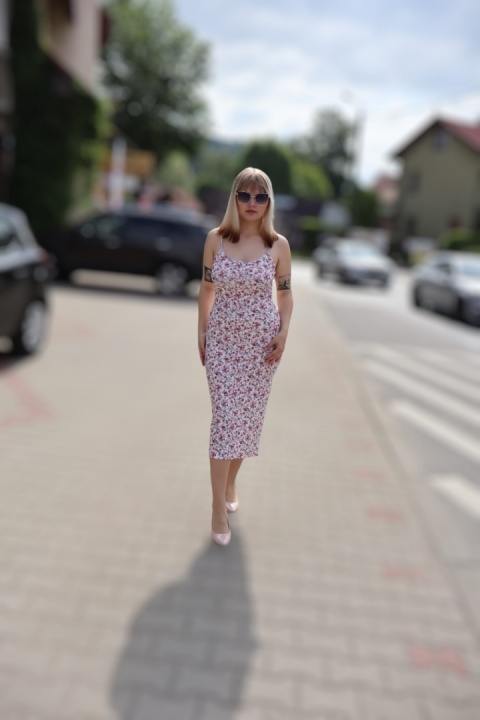 Sukienka midi w kwiatowy wzór,prążek, na szelkach, dopasowana-ołówkowa z rozcięciem