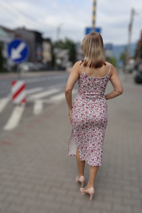 Sukienka midi w kwiatowy wzór,prążek, na szelkach, dopasowana-ołówkowa z rozcięciem