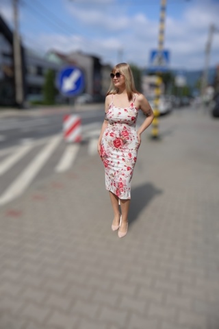 Sukienka midi w róże, prążek, na szelkach, ołówkowa