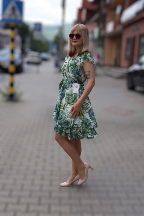 Sukienka w tropikalne liście, dekolt kopertowy, falbany