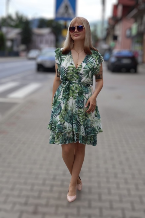Sukienka w tropikalne liście, dekolt kopertowy, falbany