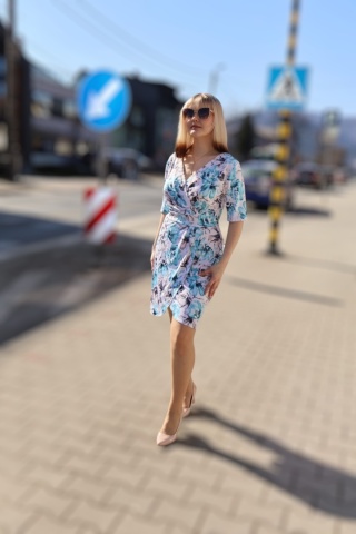 Sukienka wiskozowa z kopertowym dekoltem, drapowana w pasie w kwiaty, krótka, polski producent