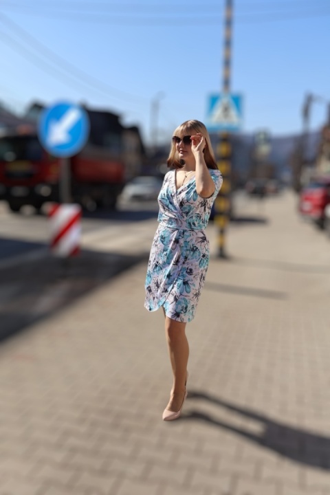 Sukienka wiskozowa z kopertowym dekoltem, drapowana w pasie w kwiaty, krótka, polski producent