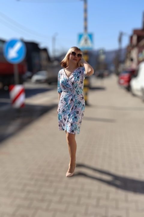 Sukienka wiskozowa z kopertowym dekoltem, drapowana w pasie w kwiaty, krótka, polski producent