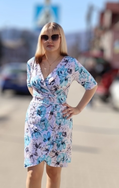 Sukienka wiskozowa z kopertowym dekoltem, drapowana w pasie w kwiaty, krótka, polski producent