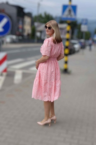 Sukienka bawełniana z ażurowym haftem i kopertowym dekoltem, różowa S/M