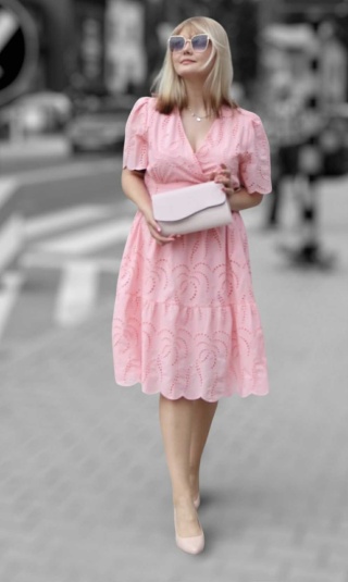 Sukienka bawełniana z ażurowym haftem i kopertowym dekoltem, różowa S/M