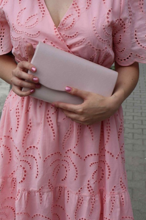 Sukienka bawełniana z ażurowym haftem i kopertowym dekoltem, różowa S/M