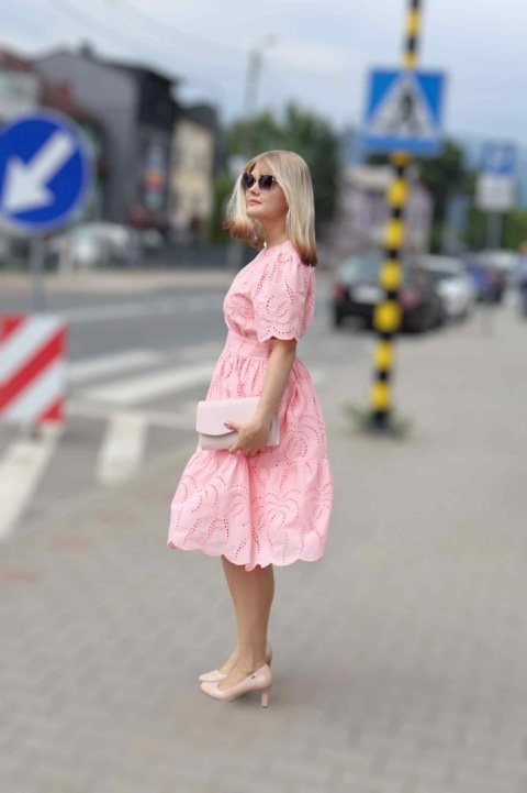 Sukienka bawełniana z ażurowym haftem i kopertowym dekoltem, różowa S/M