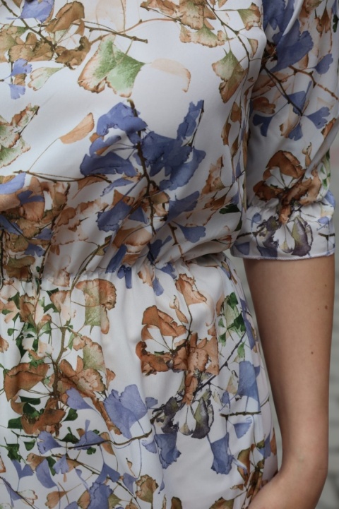 Sukienka z krótkimi rękawami, motyw liści