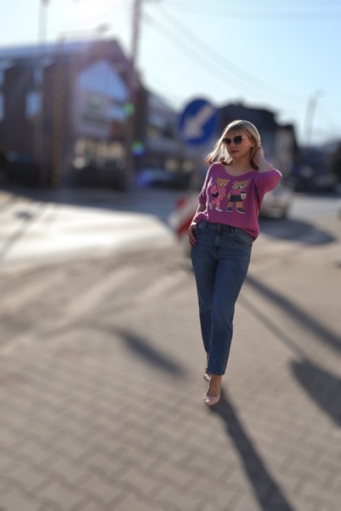 Sweter z misiem dekolt w serek krótkie rękawy