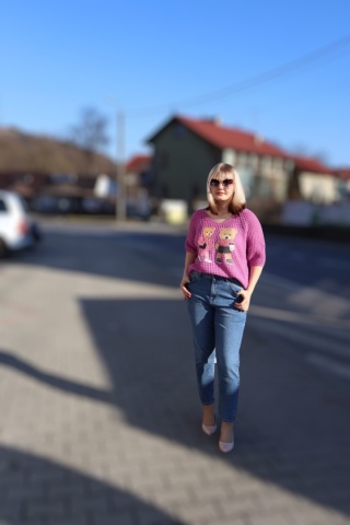 Sweter z misiem dekolt w serek krótkie rękawy