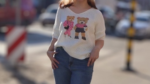 Sweter z misiem dekolt w serek krótkie rękawy