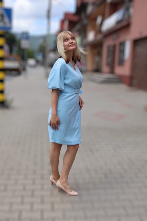 Wizytowa sukienka kopertowa Adriano Ines Rose, krótki rękaw, bufki