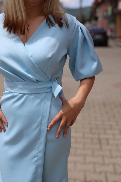 Wizytowa sukienka kopertowa Adriano Ines Rose, krótki rękaw, bufki