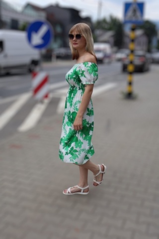 Zwiewna sukienka w kwiaty, hiszpanka