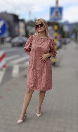 Bawełniana sukienka z ażurowym haftem, brudny róż