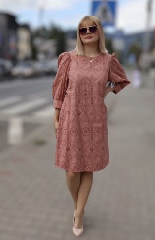 Bawełniana sukienka z ażurowym haftem, brudny róż