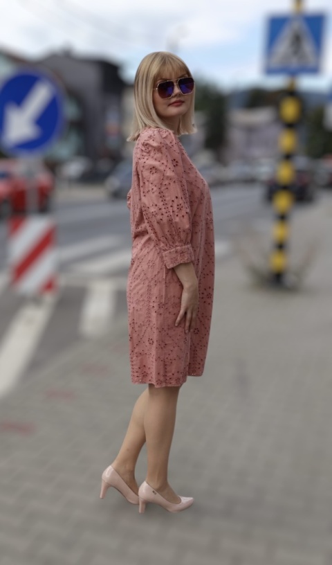 Bawełniana sukienka z ażurowym haftem, brudny róż