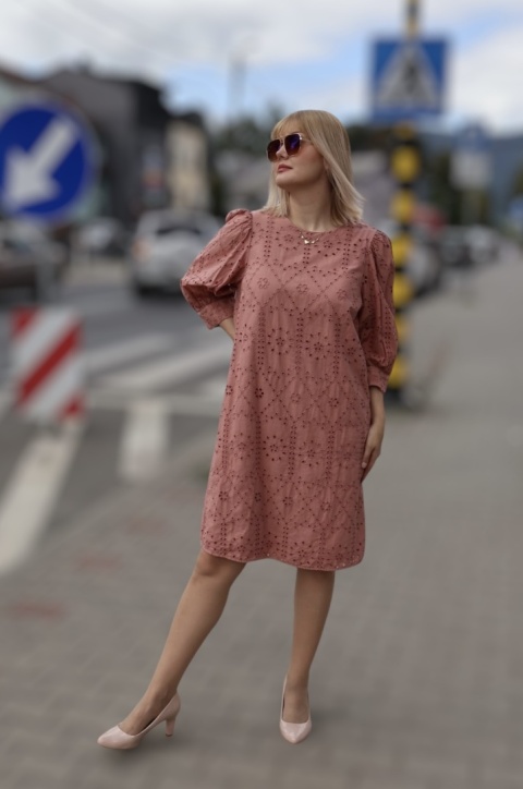 Bawełniana sukienka z ażurowym haftem, brudny róż