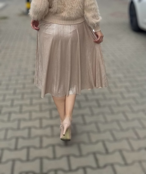 Beżowa plisowana spódnica midi z połyskiem