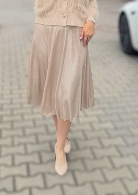 Beżowa plisowana spódnica midi z połyskiem
