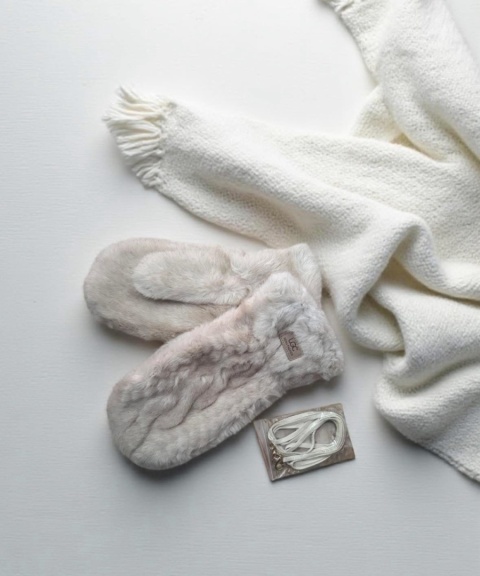 Beżowe futerkowe rękawiczki damskie ze sznureczkiem