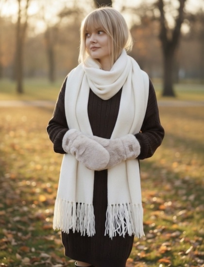 Beżowe futerkowe rękawiczki damskie ze sznureczkiem