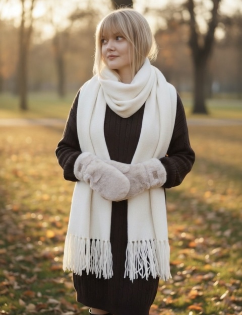 Beżowe futerkowe rękawiczki damskie ze sznureczkiem