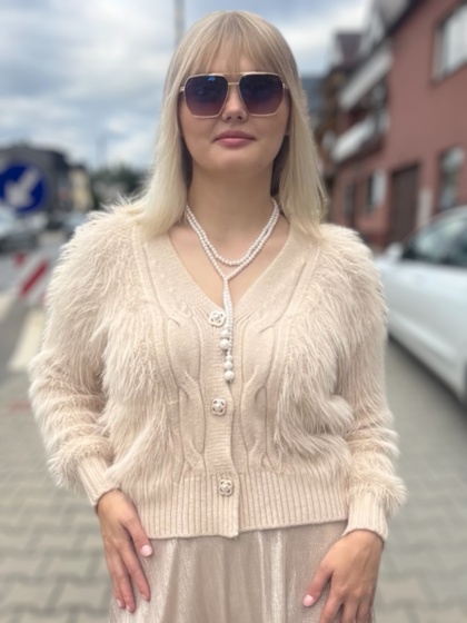 Beżowy sweter z ozdobnym futerkiem zapinany na guziki
