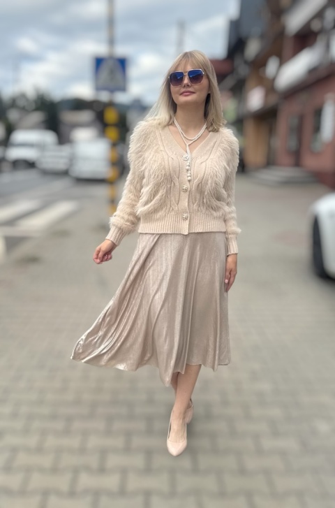 Beżowy sweter z ozdobnym futerkiem zapinany na guziki